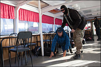 19 мая 2016  © Амител Вячеслав Мельников   "Стрелять без предупреждения!": как "спасали" заложников в Барнауле. Фоторассказ