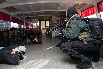 19 мая 2016  © Амител Вячеслав Мельников   "Стрелять без предупреждения!": как "спасали" заложников в Барнауле. Фоторассказ