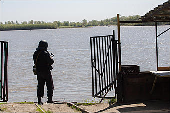 19 мая 2016  © Амител Вячеслав Мельников   "Стрелять без предупреждения!": как "спасали" заложников в Барнауле. Фоторассказ