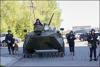 19 мая 2016  © Амител Вячеслав Мельников   "Стрелять без предупреждения!": как "спасали" заложников в Барнауле. Фоторассказ