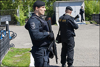 19 мая 2016  © Амител Вячеслав Мельников   "Стрелять без предупреждения!": как "спасали" заложников в Барнауле. Фоторассказ