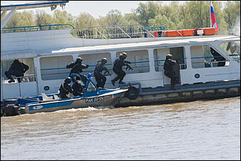 19 мая 2016  © Амител Вячеслав Мельников   "Стрелять без предупреждения!": как "спасали" заложников в Барнауле. Фоторассказ