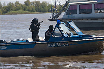 19 мая 2016  © Амител Вячеслав Мельников   "Стрелять без предупреждения!": как "спасали" заложников в Барнауле. Фоторассказ