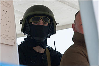 19 мая 2016  © Амител Вячеслав Мельников   "Стрелять без предупреждения!": как "спасали" заложников в Барнауле. Фоторассказ