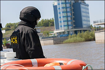 19 мая 2016  © Амител Вячеслав Мельников   "Стрелять без предупреждения!": как "спасали" заложников в Барнауле. Фоторассказ