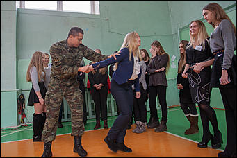 24 ноябрь 2016 г., Барнаул   Спецназ УФСИН провел мастер-класс по самообороне в барнаульском лицее