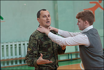 24 ноябрь 2016 г., Барнаул   Спецназ УФСИН провел мастер-класс по самообороне в барнаульском лицее