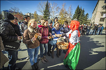 Барнаул   Акция  DFM «ЗаряDка со звездой»