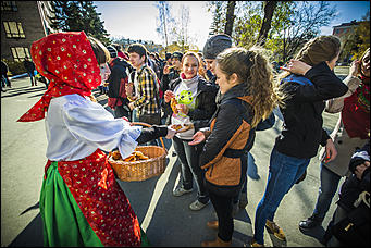 Барнаул   Акция  DFM «ЗаряDка со звездой»