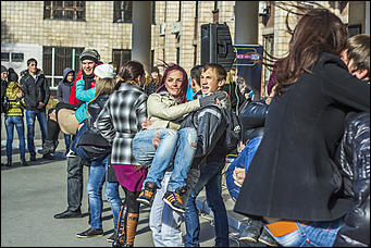 Барнаул   Акция  DFM «ЗаряDка со звездой»