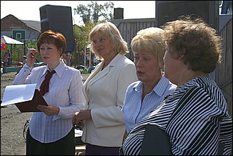 23 августа 2009 г., Барнаул   Открытие детского спортивно-игрового комплекса в Октябрьском районе Барнаула