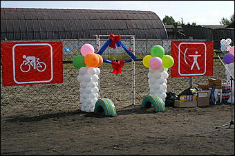 23 августа 2009 г., Барнаул   Открытие детского спортивно-игрового комплекса в Октябрьском районе Барнаула