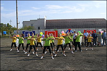 23 августа 2009 г., Барнаул   Открытие детского спортивно-игрового комплекса в Октябрьском районе Барнаула