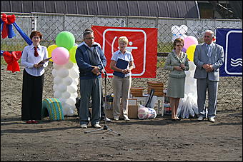 23 августа 2009 г., Барнаул   Открытие детского спортивно-игрового комплекса в Октябрьском районе Барнаула