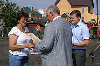 23 августа 2009 г., Барнаул   Открытие детского спортивно-игрового комплекса в Октябрьском районе Барнаула