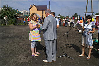 23 августа 2009 г., Барнаул   Открытие детского спортивно-игрового комплекса в Октябрьском районе Барнаула