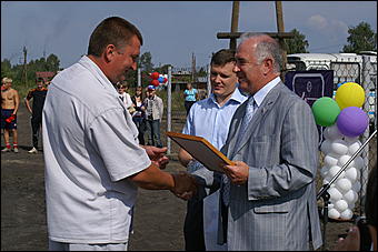 23 августа 2009 г., Барнаул   Открытие детского спортивно-игрового комплекса в Октябрьском районе Барнаула