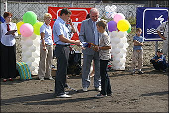 23 августа 2009 г., Барнаул   Открытие детского спортивно-игрового комплекса в Октябрьском районе Барнаула