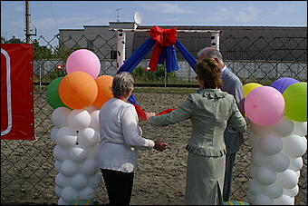 23 августа 2009 г., Барнаул   Открытие детского спортивно-игрового комплекса в Октябрьском районе Барнаула