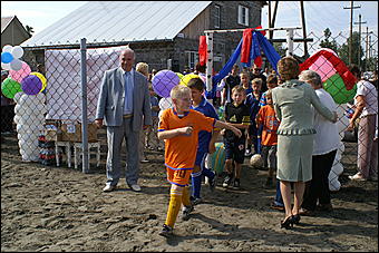 23 августа 2009 г., Барнаул   Открытие детского спортивно-игрового комплекса в Октябрьском районе Барнаула