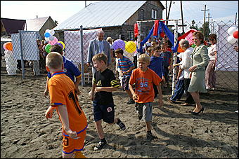 23 августа 2009 г., Барнаул   Открытие детского спортивно-игрового комплекса в Октябрьском районе Барнаула