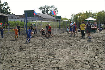 23 августа 2009 г., Барнаул   Открытие детского спортивно-игрового комплекса в Октябрьском районе Барнаула