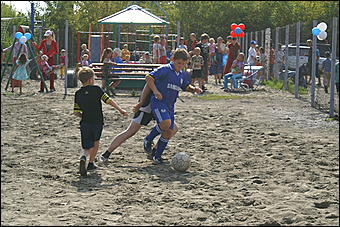 23 августа 2009 г., Барнаул   Открытие детского спортивно-игрового комплекса в Октябрьском районе Барнаула