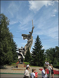 2 февраля 2010 г., Барнаул   Памятник-ансамбль «Героям Сталинградской битвы» на Мамаевом кургане в Волгограде