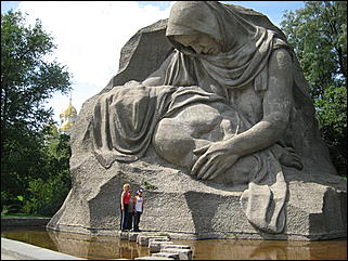 2 февраля 2010 г., Барнаул   Памятник-ансамбль «Героям Сталинградской битвы» на Мамаевом кургане в Волгограде