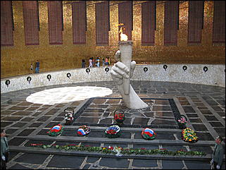 2 февраля 2010 г., Барнаул   Памятник-ансамбль «Героям Сталинградской битвы» на Мамаевом кургане в Волгограде