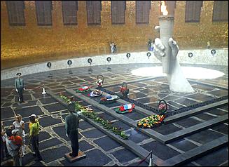 2 февраля 2010 г., Барнаул   Памятник-ансамбль «Героям Сталинградской битвы» на Мамаевом кургане в Волгограде