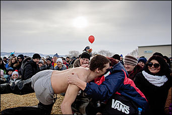 27 февраль 2017 г., Барнаул © Амител Вячеслав Мельников   Главная народная забава на празднике Масленицы 