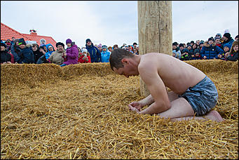 27 февраль 2017 г., Барнаул © Амител Вячеслав Мельников   Главная народная забава на празднике Масленицы 
