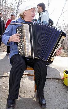 22 апреля 2006 г. Барнаул   Субботник накануне Пасхи:&nbsp;политпартии и религиозные конфессии&nbsp; 