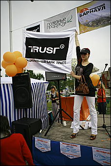 30 октября 2008 г., Барнаул   День города: газета "Вечерний Барнаул" угощала икрой и дарила телевизор