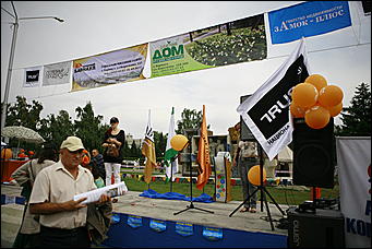 30 октября 2008 г., Барнаул   День города: газета "Вечерний Барнаул" угощала икрой и дарила телевизор
