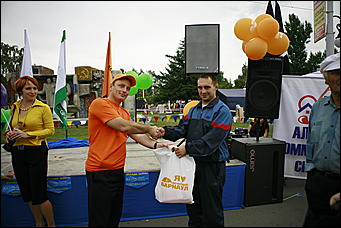 30 октября 2008 г., Барнаул   День города: газета "Вечерний Барнаул" угощала икрой и дарила телевизор