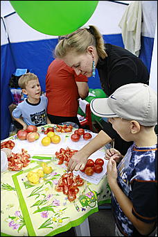 30 октября 2008 г., Барнаул   День города: газета "Вечерний Барнаул" угощала икрой и дарила телевизор