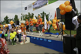 30 октября 2008 г., Барнаул   День города: газета "Вечерний Барнаул" угощала икрой и дарила телевизор