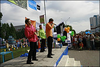 30 октября 2008 г., Барнаул   День города: газета "Вечерний Барнаул" угощала икрой и дарила телевизор