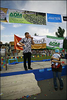 30 октября 2008 г., Барнаул   День города: газета "Вечерний Барнаул" угощала икрой и дарила телевизор