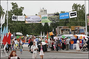 30 октября 2008 г., Барнаул   День города: газета "Вечерний Барнаул" угощала икрой и дарила телевизор