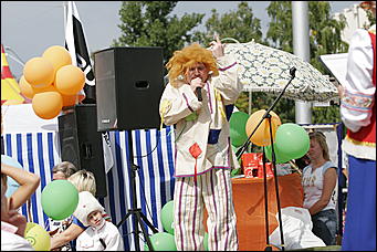 30 октября 2008 г., Барнаул   День города: газета "Вечерний Барнаул" угощала икрой и дарила телевизор