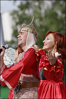 30 октября 2008 г., Барнаул   День города: газета "Вечерний Барнаул" угощала икрой и дарила телевизор