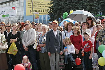 30 октября 2008 г., Барнаул   День города: газета "Вечерний Барнаул" угощала икрой и дарила телевизор