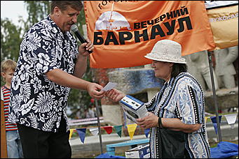 30 октября 2008 г., Барнаул   День города: газета "Вечерний Барнаул" угощала икрой и дарила телевизор