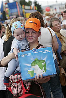 30 октября 2008 г., Барнаул   День города: газета "Вечерний Барнаул" угощала икрой и дарила телевизор