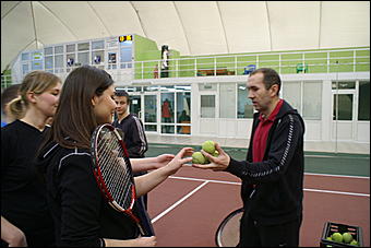 13 февраля 2010 г., Барнаул   Начало зимней олимпиады барнаульские журналисты отметили на теннисом корте 