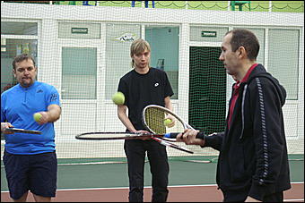 13 февраля 2010 г., Барнаул   Начало зимней олимпиады барнаульские журналисты отметили на теннисом корте 