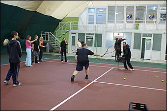 13 февраля 2010 г., Барнаул   Начало зимней олимпиады барнаульские журналисты отметили на теннисом корте 